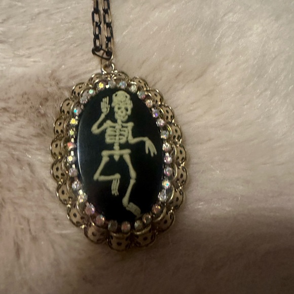 Betsey Johnson Creep show Necklace NWT - Picture 1 of 7